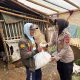 *Personel Polda Jabar Blusukan, Door To Door Salurkan Ribuan Kantong Sembako untuk Penduduk Terdampak Longsor Pasir Langu Kec. Cisarua*
