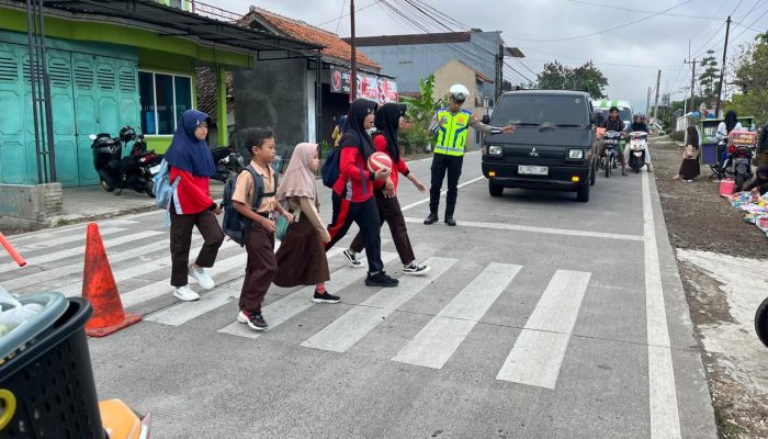 Jaga Kamseltibcar Lantas, Satlantas Polsek Cikijing Laksanakan Gatur Lalin di Jalan Raya Cikijing – Talaga