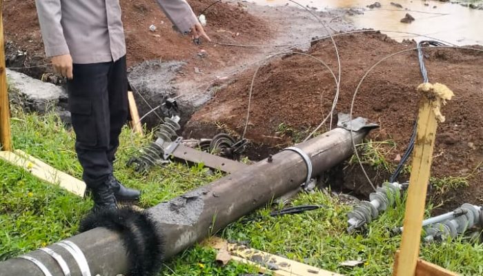 Tiang Listrik Roboh di Banjarwangi, Polisi dan PLN Bergerak Cepat Lakukan Penanganan