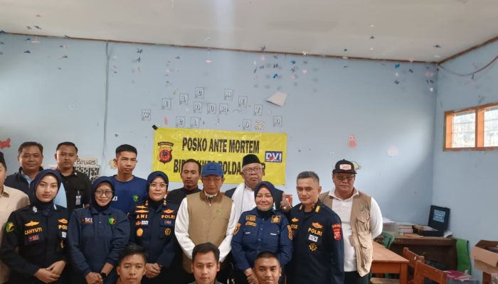 Menteri Agama Kunjungi Pos DVI Korban Longsor Cisarua KBB