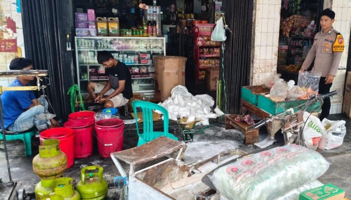 Sambangi Toko Sembako, Bhabinkamtibmas Polsek Cikijing Cek Ketersedian Bahan Pokok