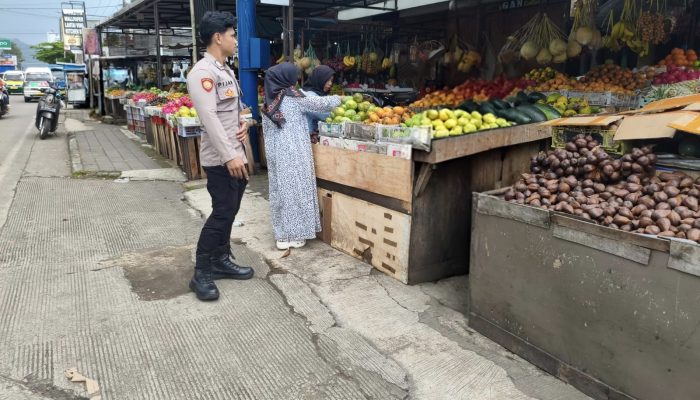 Jaga Kamtibmas Tetap Kondusif, Bhabinkamtibmas Polsek Cikijing Patroli ke Pasar