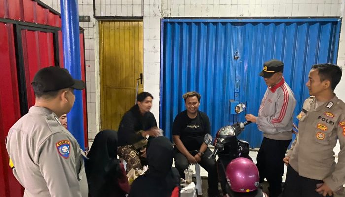 Lewat Sambang, Personil Polsek Cikijing Ajak Warga Jaga Kamtibmas Saat Malam Hari