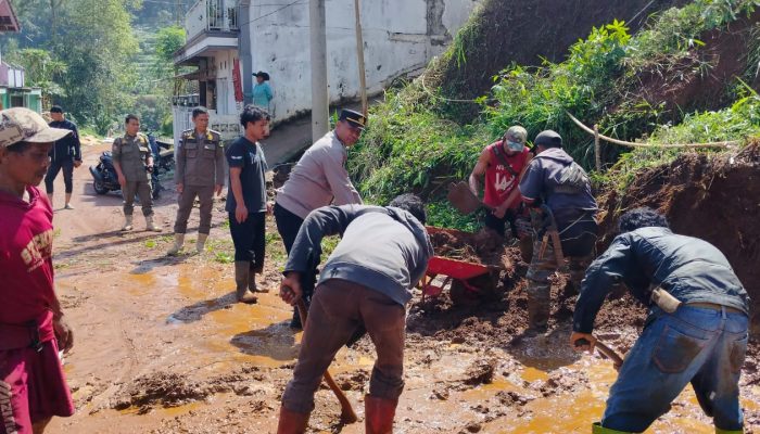 Pasca Bencana Longsor, Kapolsek Malausma Turun Langsung Kerjabakti Pasca Longsor di Desa Girimukti