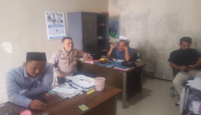 Polsek Palasah Laksanakan Sambang Perangkat Desa Tarikolot, Sampaikan Pesan Kamtibmas
