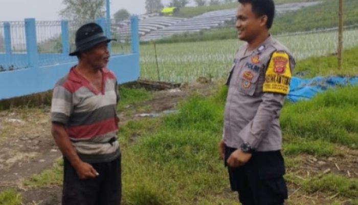 Perkuat Kemitraan, Bhabinkamtibmas Polsek Argapura Jalin Silaturahmi dengan Tokoh Masyarakat di Desa Cikaracak