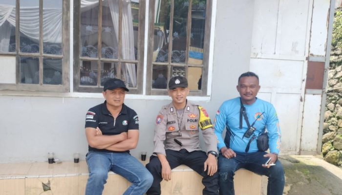 Jalin Kedekatan Melalui Door to Door System, Polsek Lemahsugih Sampaikan Pesan Harkamtibmas di Desa Sadawangi