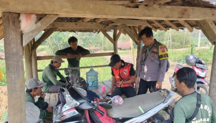 Bhabinkamtibmas Polsek Lemahsugih Sambangi Warga Desa Cigaleuh Guna Perkuat Kemitraan dan Kamtibmas