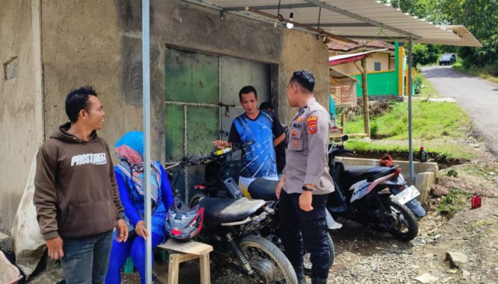 Jaga Kondusifitas, Bhabinkamtibmas Polsek Bantarujeg Sosialisasikan Call Center 110 di Desa Haurgeulis