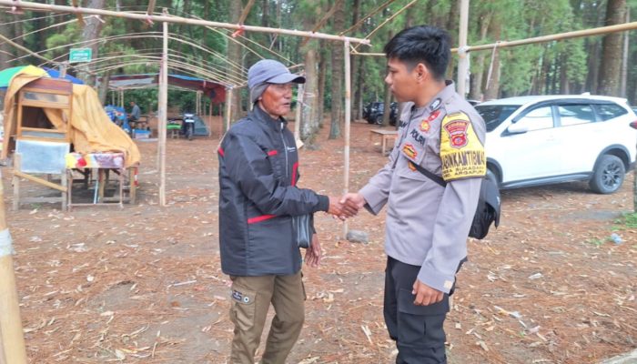 Pererat Silaturahmi, Bhabinkamtibmas Polsek Argapura Sambangi Tokoh dan Masyarakat Desa Argalingga