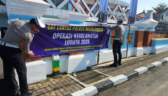 Sat Lantas Polres Majalengka Pasang Spanduk Himbauan Kamseltibcarlantas dalam Operasi Keselamatan 2026