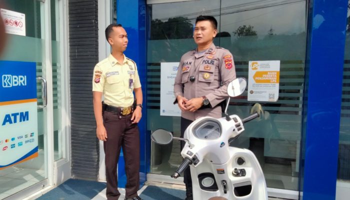 Antisipasi Gangguan Kamtibmas, Personel Polsek Sindangwangi Sambangi Satpam Bank BRI Guna Pastikan Keamanan Perbankan