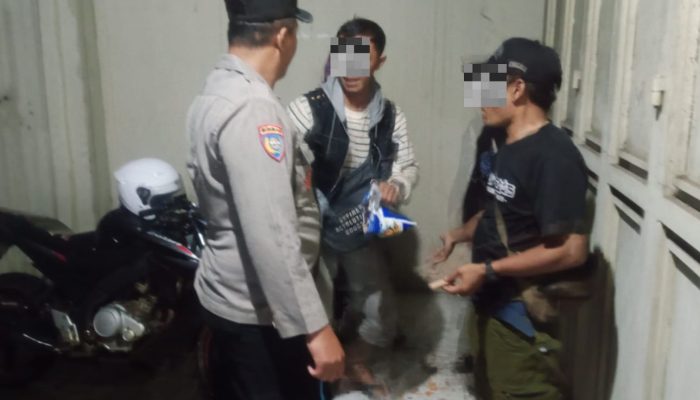 *Respon Cepat Laporan 110, Polsek Malangbong Amankan Dua Pria Mabuk di Depan RS Malangbong*