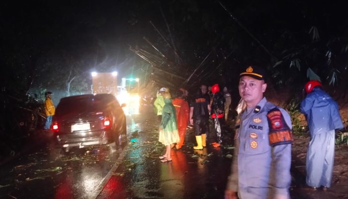 Respons Cepat Satuan Pamapta Polres Majalengka Tangani Tanah Longsor di Kecamatan Maja