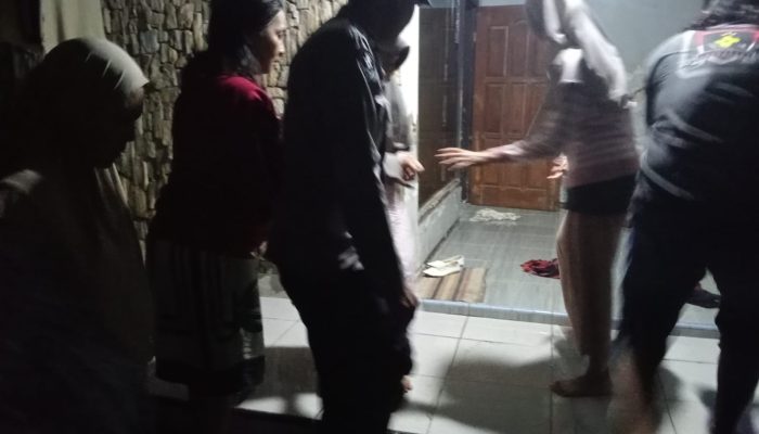 Sigap dan Peduli, Anggota Polsek Kadipaten Evakuasi Lansia Terdampak Luapan Sungai