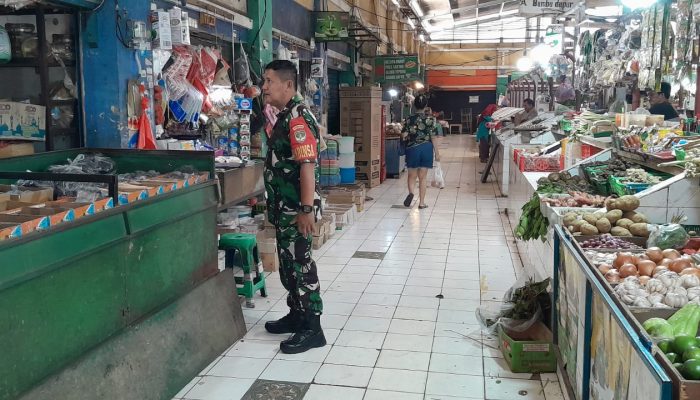 BABINSA KORAMIL 14/PANONGAN LAKUKAN PEMANTAUAN HARGA SEMBAKO DI PASAR CITY MARKET CITRA RAYA