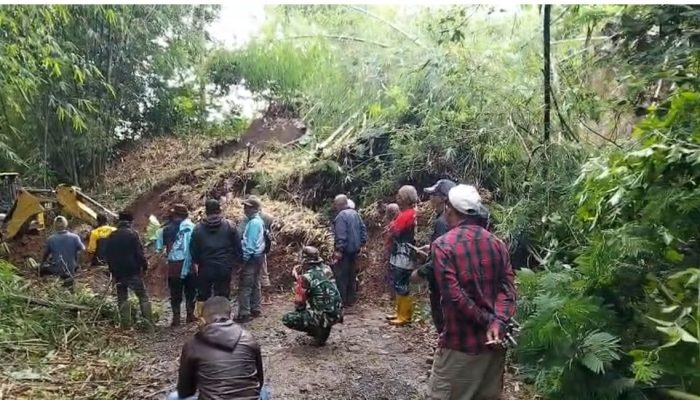 Longsor Putus Akses Dua Desa di Sukaresmi, Polsek Cisurupan dan Warga Bergerak Cepat Lakukan Penanganan