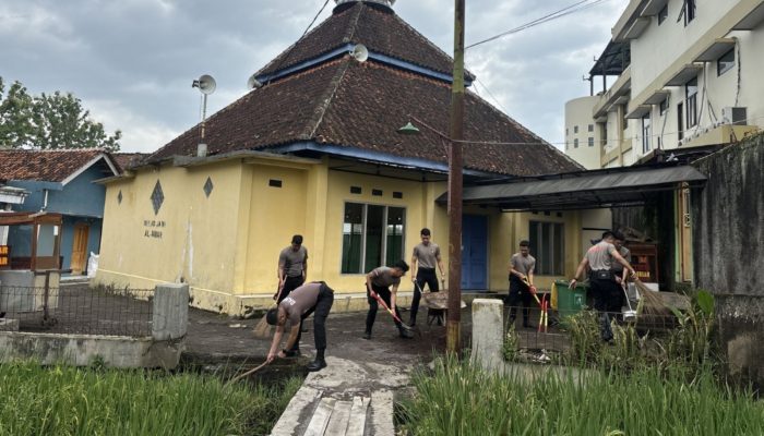 Polres Garut Gelar Gerakan Bersih-Bersih Masjid, Wujudkan Lingkungan Aman dan Sehat
