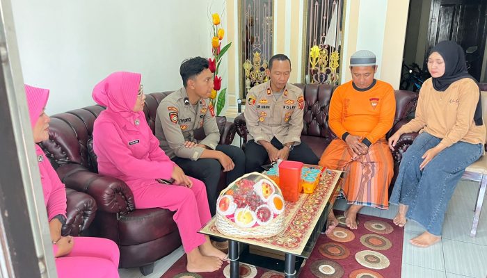 Wujud Kepedulian dan Solidaritas, Kapolsek Cikijing Jenguk Anggota yang Sakit  Majalengka – Kapolsek Cikijing Polres Majalengka Polda Jabar AKP Asep Rusmawan, S.H. bersama Anggota dan Bhayangkari menengok salah satu anggotanya, Ps. Panit Samapta l Aiptu Eman Subagja  yang sedang sakit, Rabu (25/02/2026).  Kunjungan tersebut merupakan wujud perhatian dan kepedulian pimpinan kepada anggota. Dalam kesempatan itu Kapolsek memberikan dukungan moril serta mendoakan agar Aiptu Eman segera diberi kesembuhan dan bisa kembali melaksanakan tugas.  “Menjenguk anggota yang sakit adalah bentuk kepedulian serta kebersamaan keluarga besar Polsek Cikijing. Kami berharap Aiptu Eman lekas sembuh sehingga bisa kembali bertugas bersama kami,” ujar Kapolsek.  Sementara itu, Kapolres Majalengka AKBP Rita Suwadi, S.H., S.I.K., M.M. melalui Kapolsek Cikijing AKP Asep Rusmawan, S.H. menyampaikan bahwa kegiatan seperti ini merupakan bagian penting dari nilai-nilai kebersamaan dan kepedulian yang terus dijaga dalam tubuh Polri. Selain bertugas menjaga keamanan masyarakat, kepolisian juga berkomitmen memperkuat solidaritas internal agar semangat dan kekompakan dalam menjalankan tugas tetap terpelihara dengan baik. Ia menegaskan bahwa perhatian terhadap kesejahteraan dan kondisi personel, termasuk saat menghadapi musibah, menjadi salah satu bentuk tanggung jawab moral dan organisasi.  Kegiatan menjenguk anggota yang sakit tersebut berlangsung dengan penuh kehangatan dan kekeluargaan. Selain memberikan dukungan moral, Kapolsek Cikijing juga menegaskan bahwa seluruh jajaran Polsek Cikijing akan terus memberikan perhatian dan dukungan kepada Aiptu Eman hingga kondisinya benar-benar pulih.   #PolriHumanis, #PolriPresisi, #AyoJagaPersatuandanKesatuanBangsa, #CintaKebhinekaan, #spripimpoldajabar, #Spripim.polri, #Humaspoldajabar,