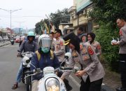 Polri Untuk Masyarakat, Kapolres Majalengka Bagikan Takjil Kepada Pengendara