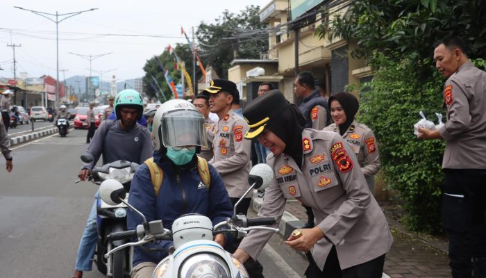 Polri Untuk Masyarakat, Kapolres Majalengka Bagikan Takjil Kepada Pengendara