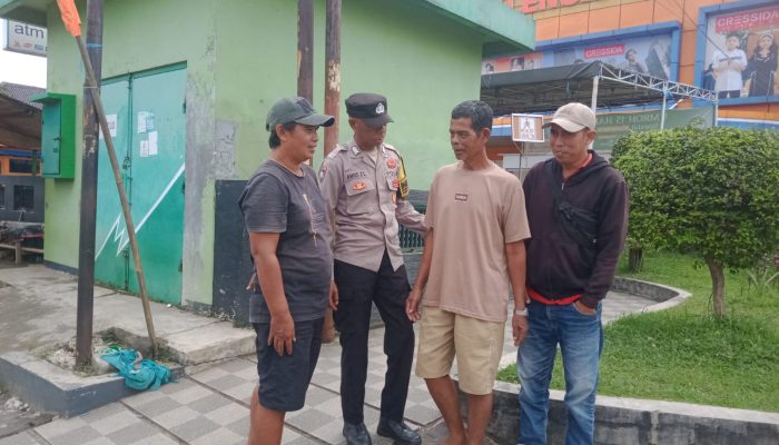 Sambangi Warga dengan Humanis, Bhabinkamtibmas Desa Baribis Sampaikan Pesan Kamtibmas