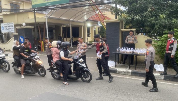 Ramadan Penuh Berkah, Sat Samapta Polres Majalengka Gelar Pembagian Takjil