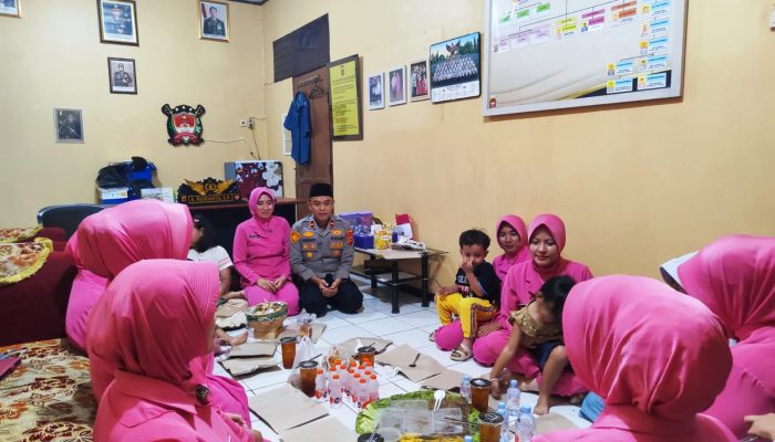Usai Bagi Bagi takjil Polsek Kasokandel dan Bhayangkari Ranting Kasokandel melaksanakan kegiatan buka Puasa bersama