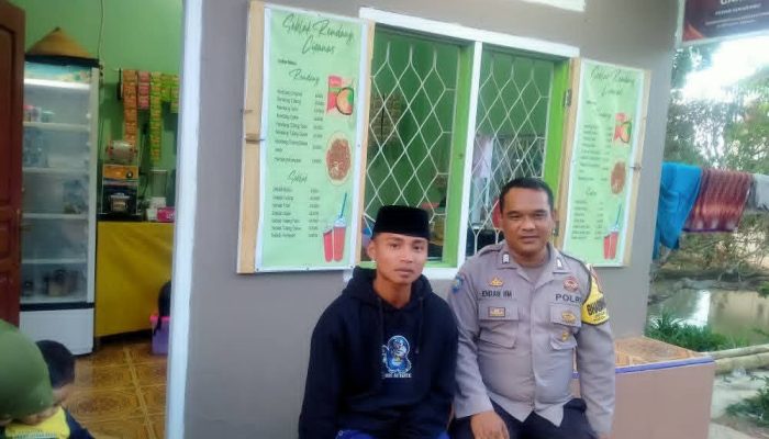 Dekatkan Diri Ke Masyarakat, Bhabinkamtibmas Polsek Malausma Sampaikan Pesan Kamtibmas Saat Sambang Warga