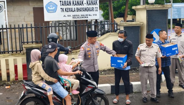 Kabagren Polres Majalengka Bersama Anggota dan Bhayangkari Bagikan Takjil kepada Warga yang Ngabuburit