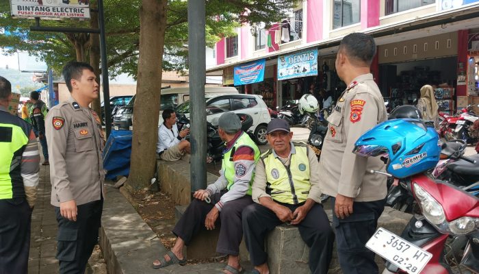 Patroli Dialogis, Personil Polsek Cikijing Berikan Pembinaan Kepada Pengendara Ojek