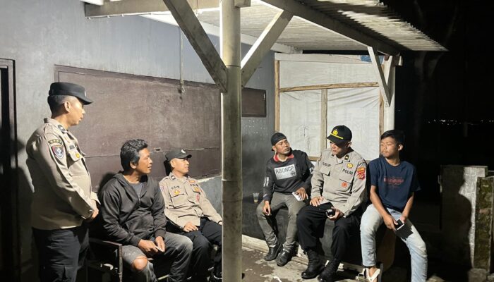 Jaga Sitkamtibmas Tetap Kondusif, Polsek Cikijing Sambangi Warga dan Berikan Pesan Kamtibmas