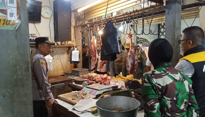 Jelang Idul Fitri, Polsek Samarang  Bersama Forkopimcam Cek Harga Sembako di Pasar Wisata Samarang