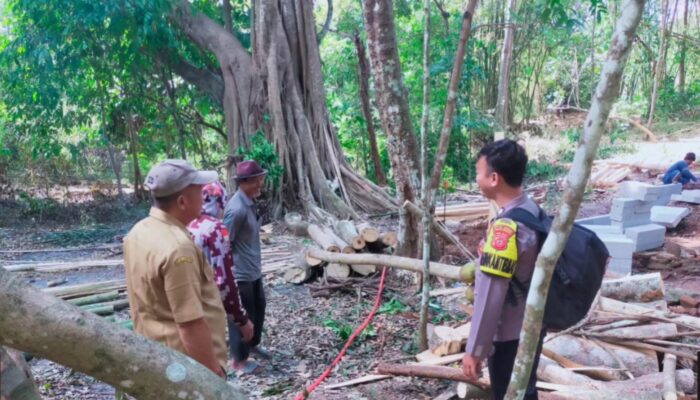 Pererat Silaturahmi, Bhabinkamtibmas Polsek Lemahsugih Sambangi Warga