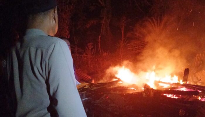 Polsek Cibalong Cek TKP Kebakaran Rumah Karyawan Perkebunan