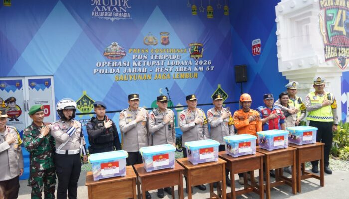 Polwan dan Wan TNI Bagikan Sembako untuk Pemudik di KM 57, Wakapolri Turun Langsung Menyapa Masyarakat