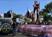 Ratusan Massa Gelar Aksi Damai di Depan Kantor DPRD Lebak, Dugaan Perampasan Kemerdekaan dan Pengeroyokan terhadap Aktivis Uun