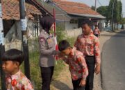 Dekat dan Humanis, Bhabinkamtibmas Polwan Polsek Sukahaji Brigadir Inten Sapa Anak SD yang Pulang Sekolah di Cikoneng