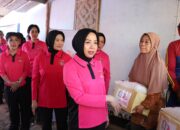 Kapolda Jabar dan Ketua Bhayangkari Daerah Salurkan Bantuan Sosial untuk Masyarakat Nelayan Pangandaran