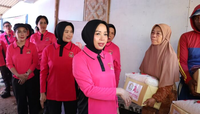 Kapolda Jabar dan Ketua Bhayangkari Daerah Salurkan Bantuan Sosial untuk Masyarakat Nelayan Pangandaran