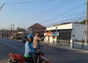 Polsek Kadipaten Jaga Kondusifitas Arus Lalu Lintas Pagi Hari Lewat Strong Point PH Pagi