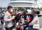 Aksi Peduli Polisi, Bagikan Masker untuk Lindungi Masyarakat dari Abu Vulkanik