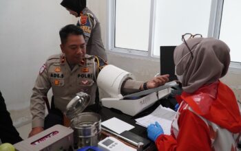 HUT Lantas ke-71, Anggota Polres Garut Donor Darah