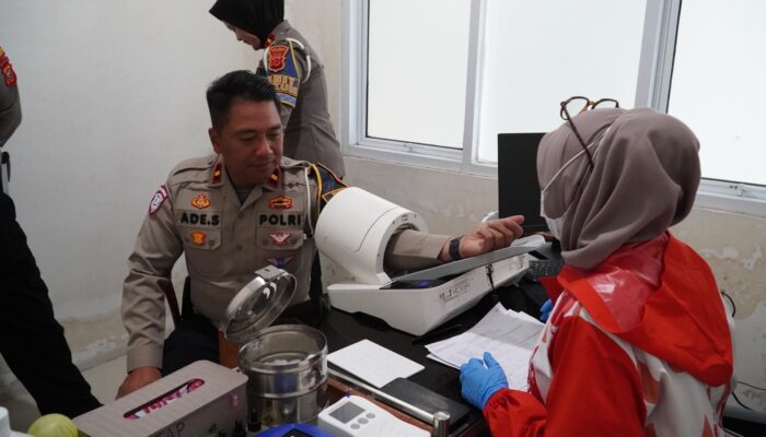HUT Lantas ke-71, Anggota Polres Garut Donor Darah