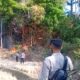 POLISI PADAMKAN KEBAKARAN LAHAN DI DESA WERASARI