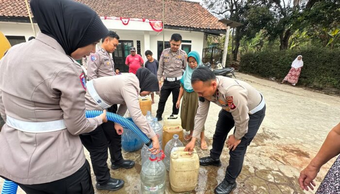 Polisi Salurkan Toren Air untuk Warga Terdampak Kekeringan
