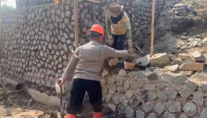 Hari ke 27 Tim SAR Sat Brimob Polda Jabar Tetap Semangat Bantu Pengecoran Pondasi Jembatan di Majalengka