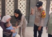 Kawal Kesehatan Anak Usia Dini, Bhabinkamtibmas Polsek Dawuan Mendampingi Kegiatan Imunisasi Kejar di Desa Gandu