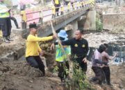 Gotong Royong Jaga Alam, Polres Majalengka Kembali Bersihkan Sungai Cisanggarung