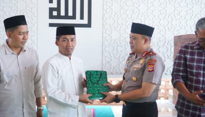 Wakapolda Jabar Sholat Jumat Bersama Warga di Masjid Al-Azhar Summarecon Bandung, Wujud Kedekatan Bersama Masyarakat